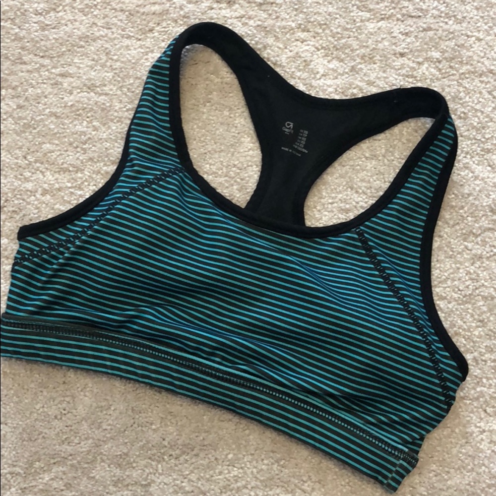 Striped sports bra with removable cup lining